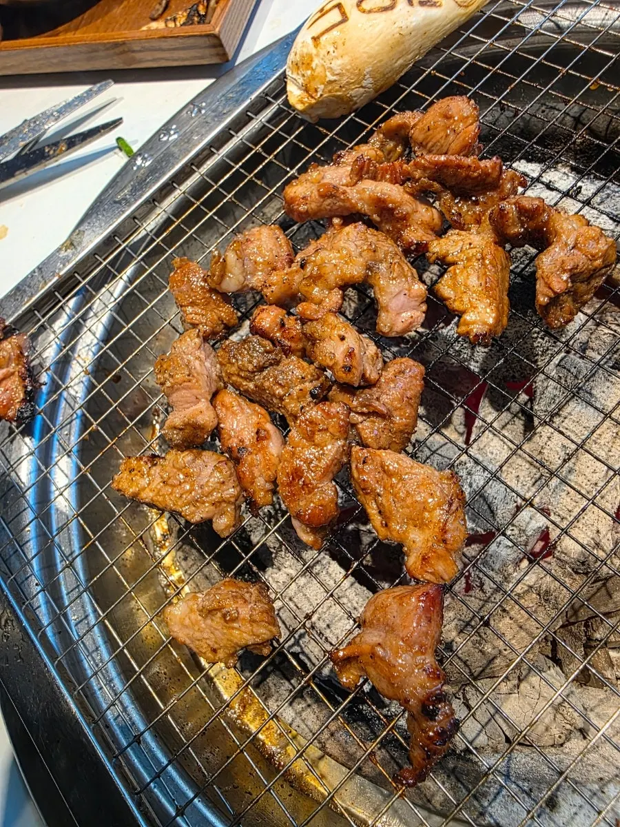 불판 위 양념돼지갈비