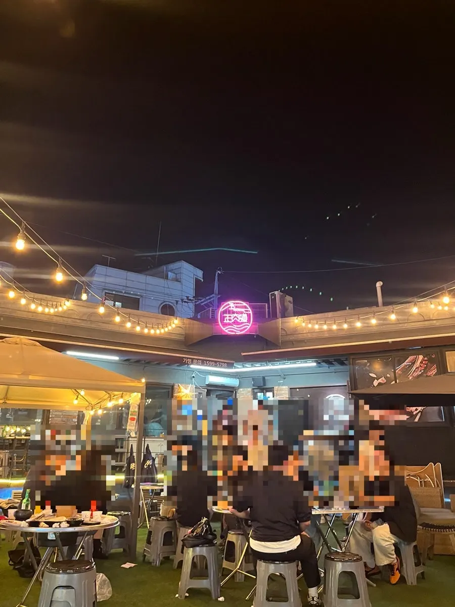 Atmosphere of Jeongyukdo's outdoor patio seating