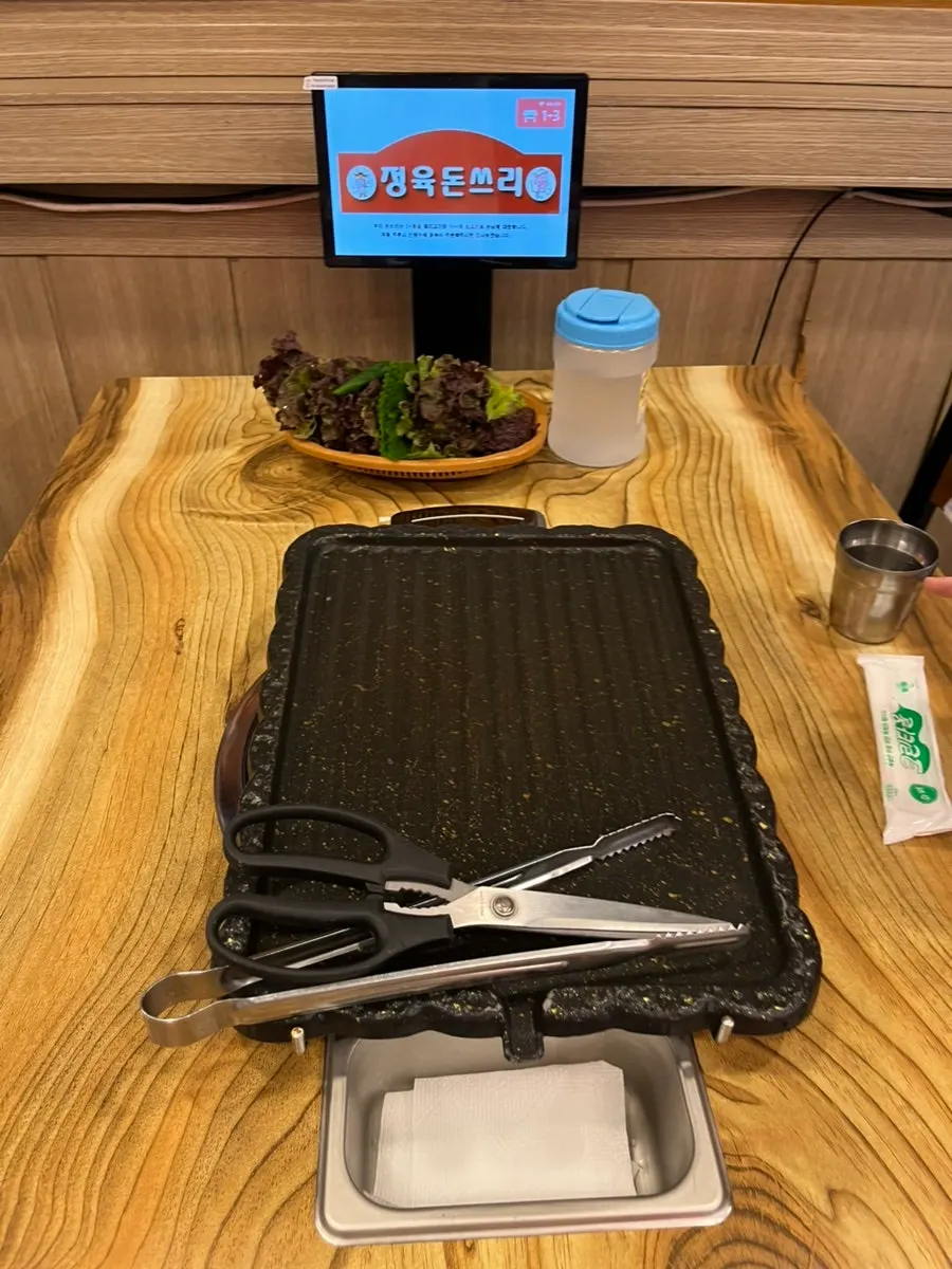 테이블 간격이 넉넉한 정육돈쓰리 석남본점 매장 내부