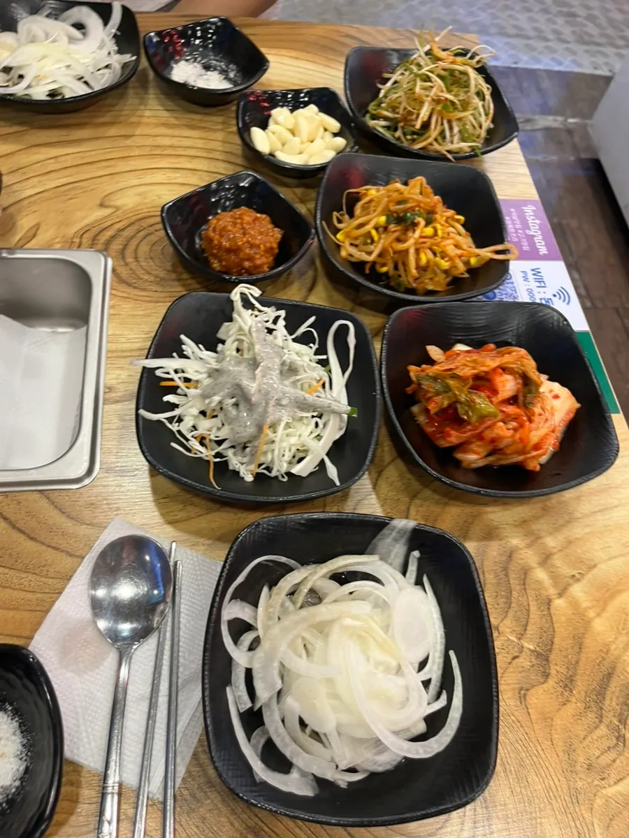 불판 주변에 차려진 기본 밑반찬 상차림