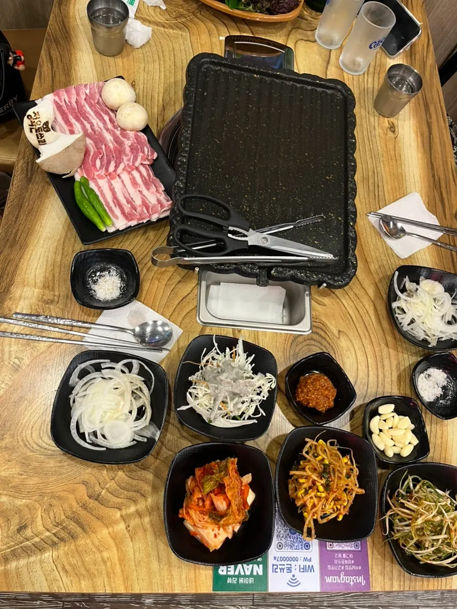 콩나물무침과 배추김치 등 밑반찬 접시