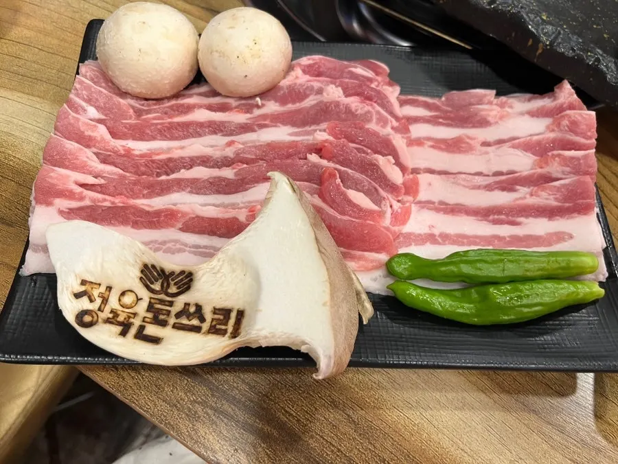 선홍빛 마블링이 보이는 생대패삼겹살 한 접시