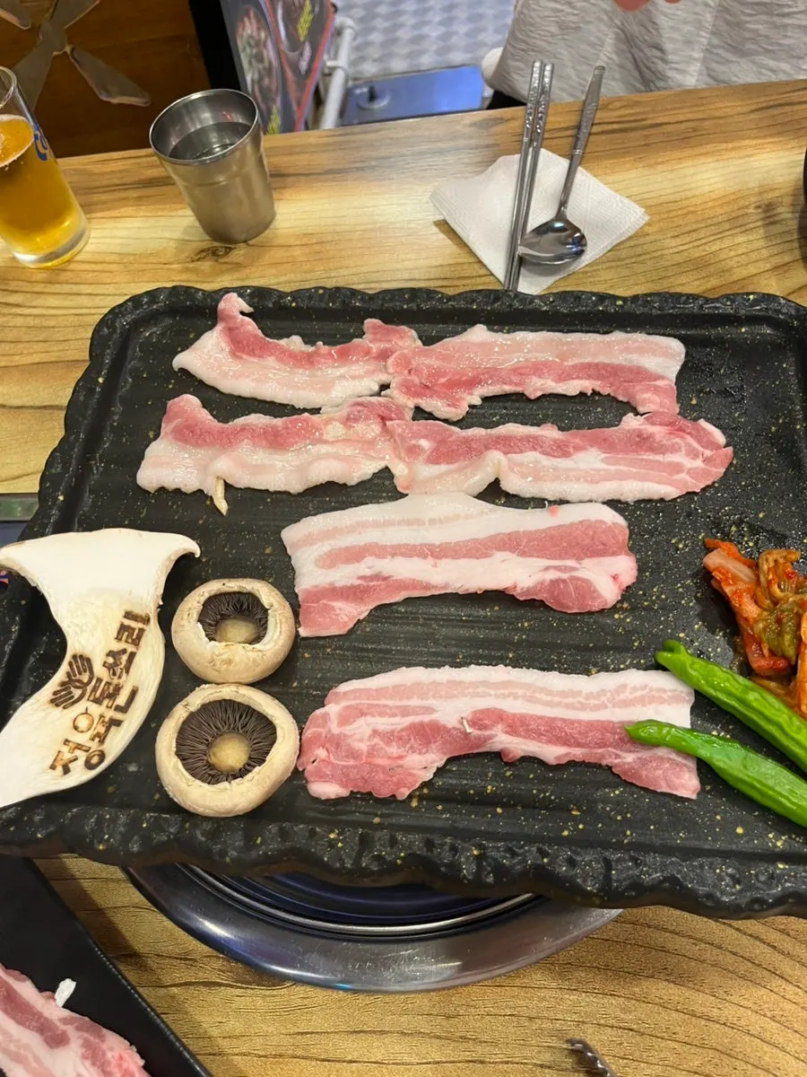 불도장 찍힌 버섯과 양송이버섯, 꽈리고추 플레이팅