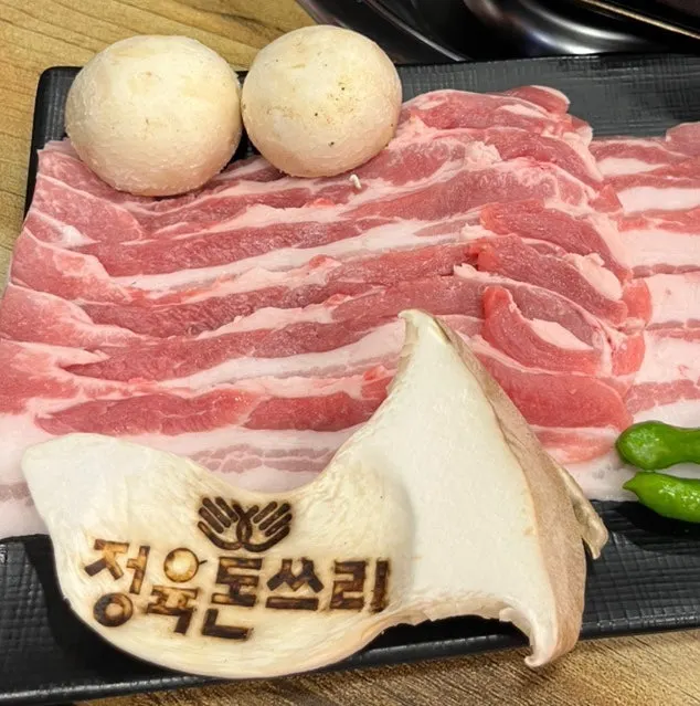 일반 대패보다 두툼하게 썰린 생대패삼겹살 결