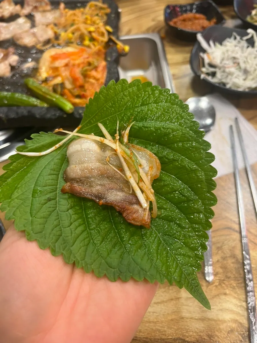 불판 위에서 금방 익어가는 생대패삼겹살