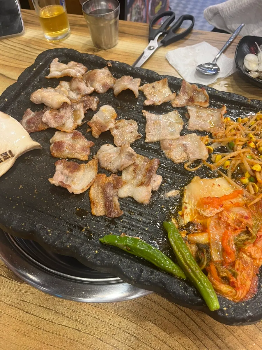 노릇하게 구워진 생대패삼겹살 첫 점