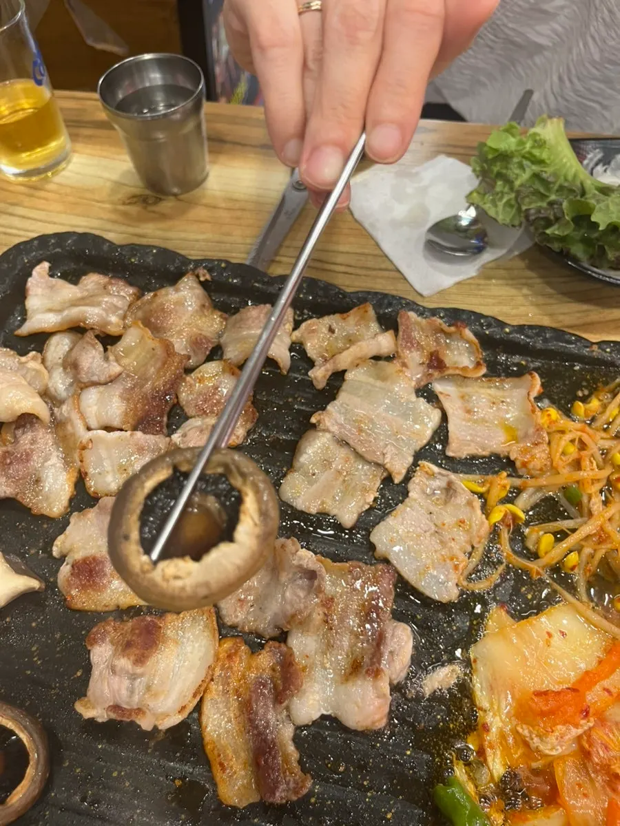 삼겹살 기름에 구운 김치와 콩나물