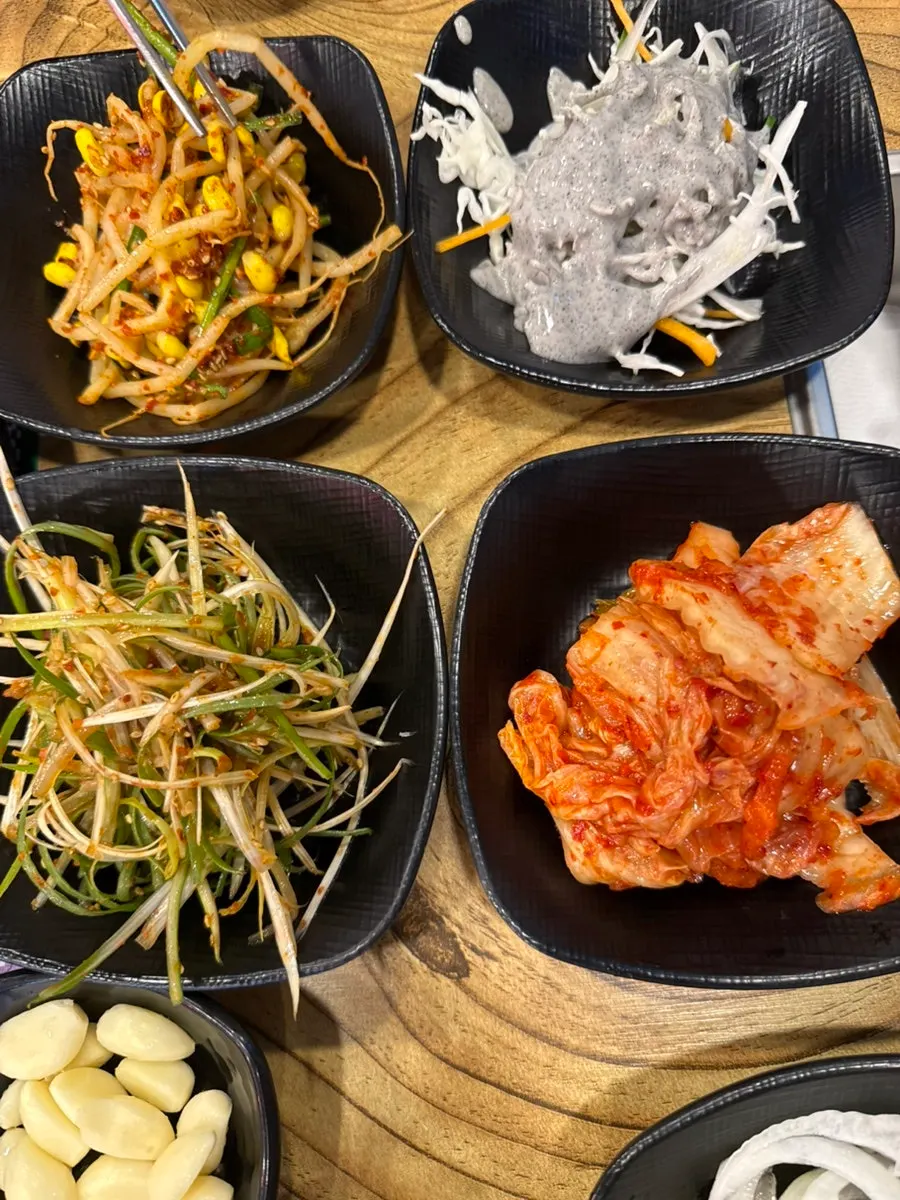 Basic side dishes served with the meat