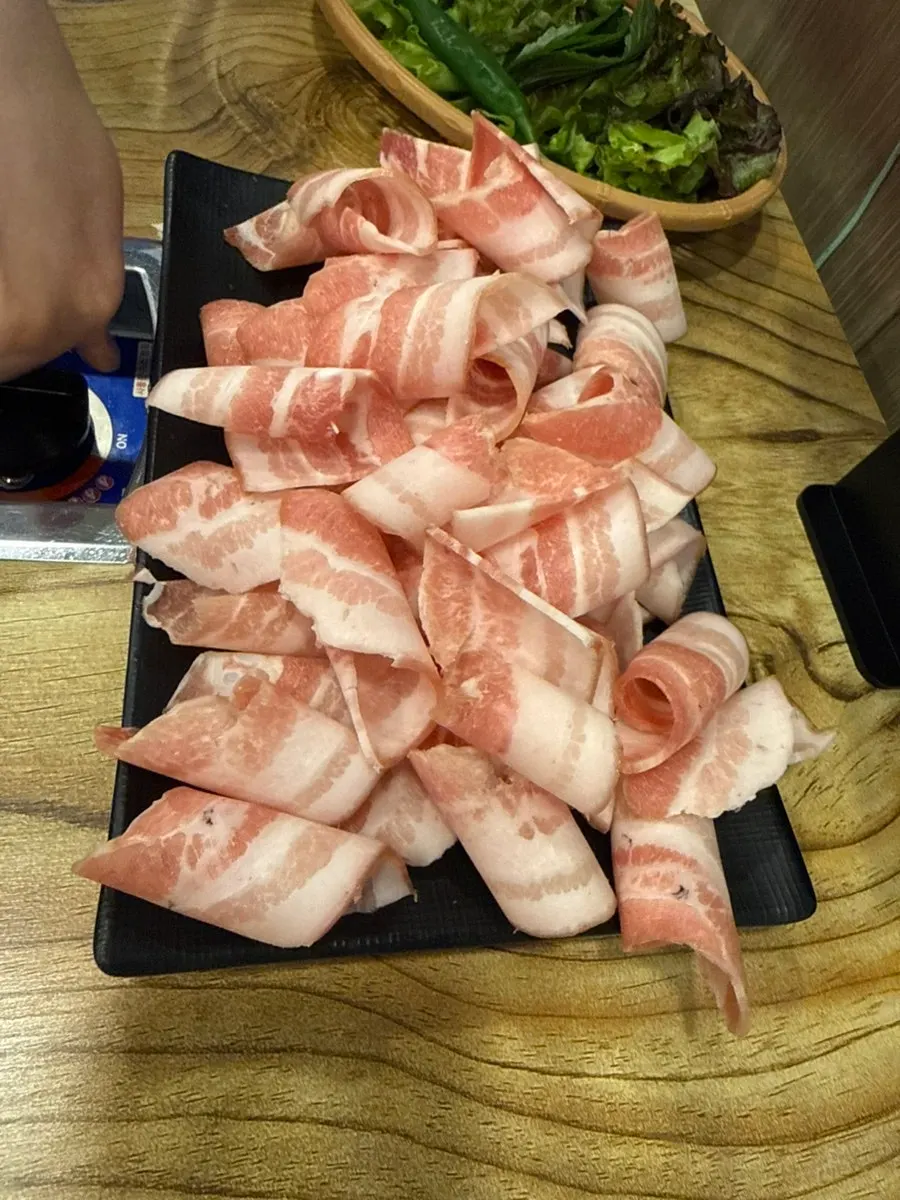 Golden-brown grilled thin-cut pork belly