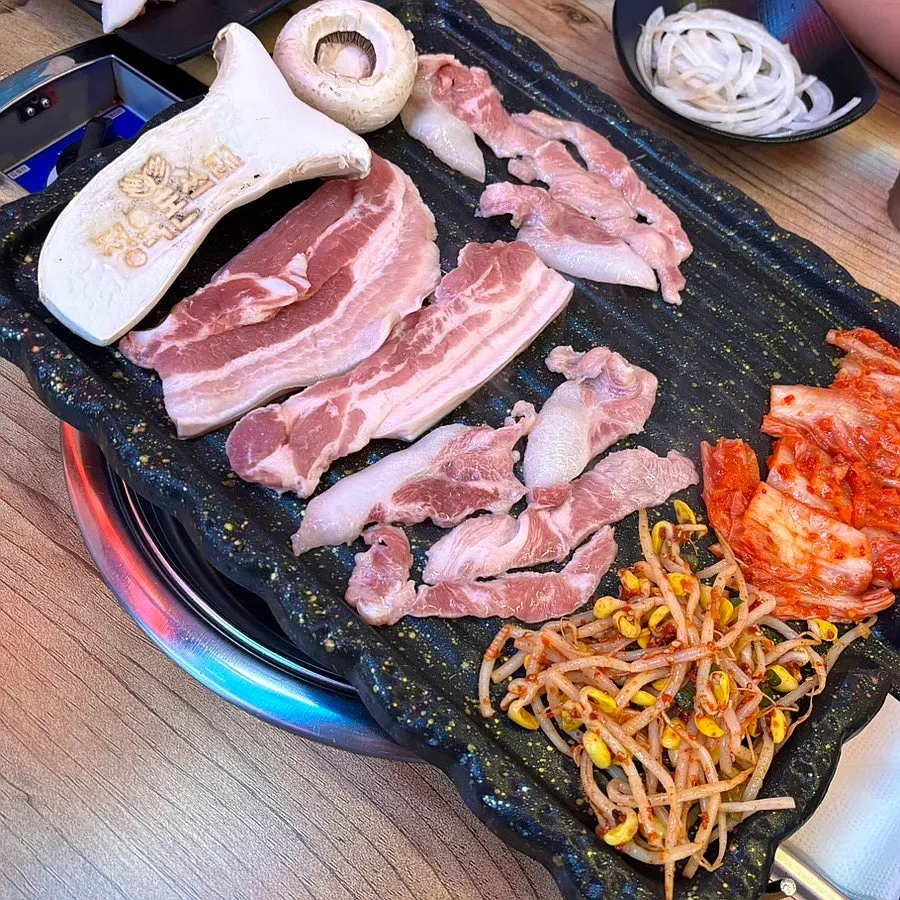 선홍빛 생오겹살과 꼬들살 한 상