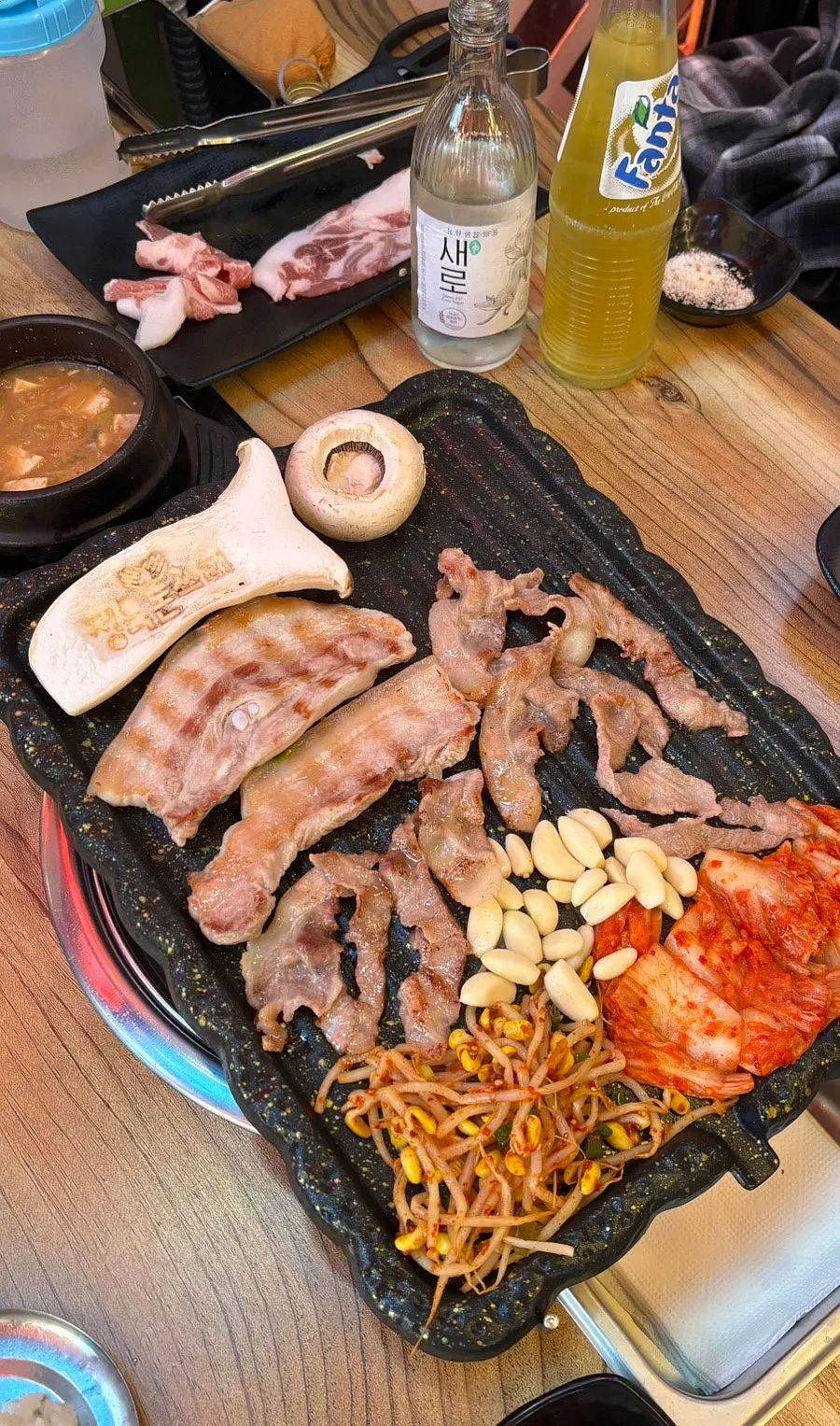 세팅된 고기와 반찬 상차림