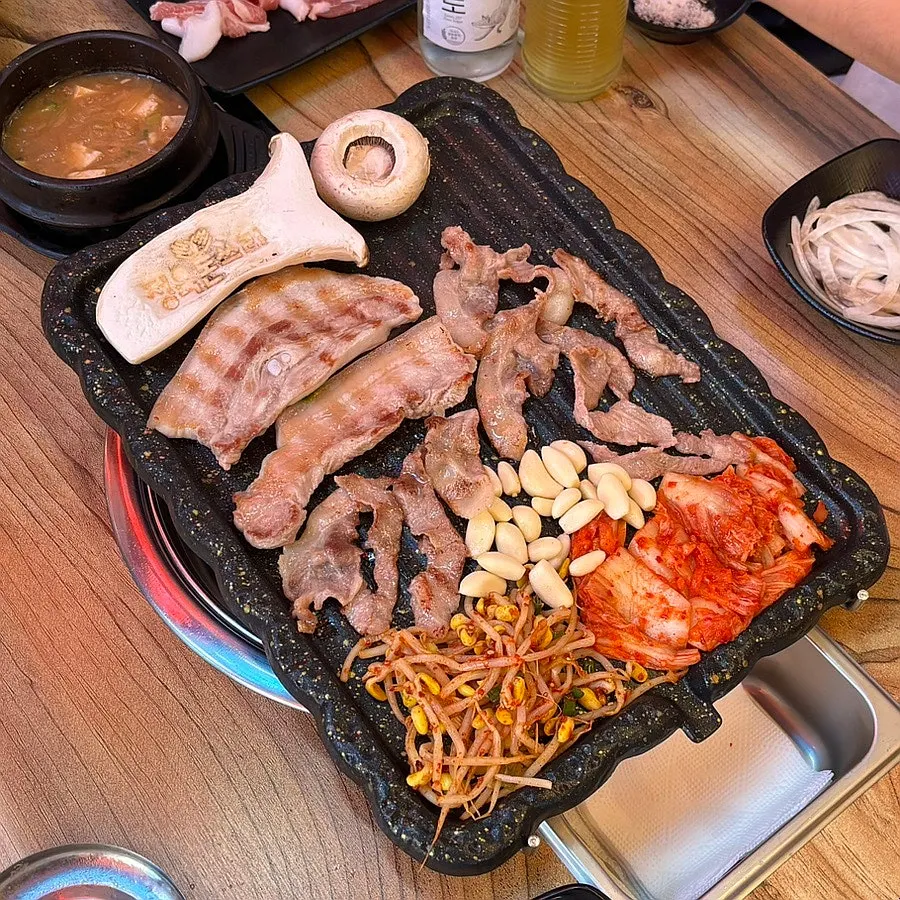 불판 위에 올린 생오겹살