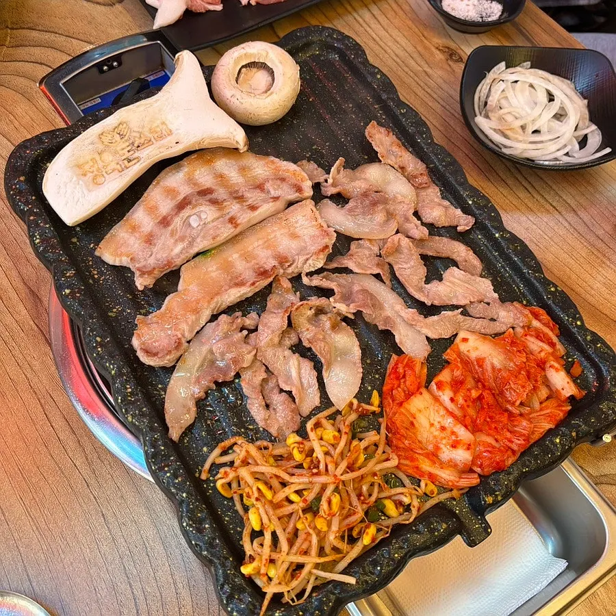 버섯과 콩나물, 김치를 함께 올린 불판