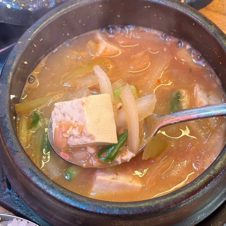 된장찌개와 공기밥 한 상