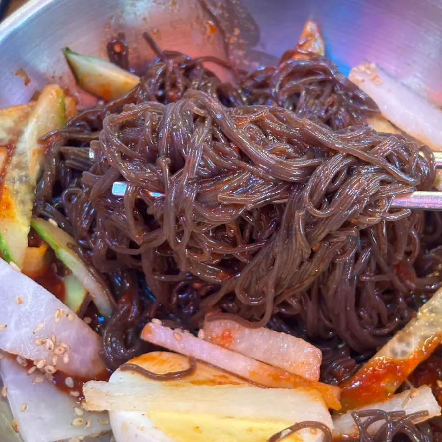 양념이 비벼진 비빔냉면