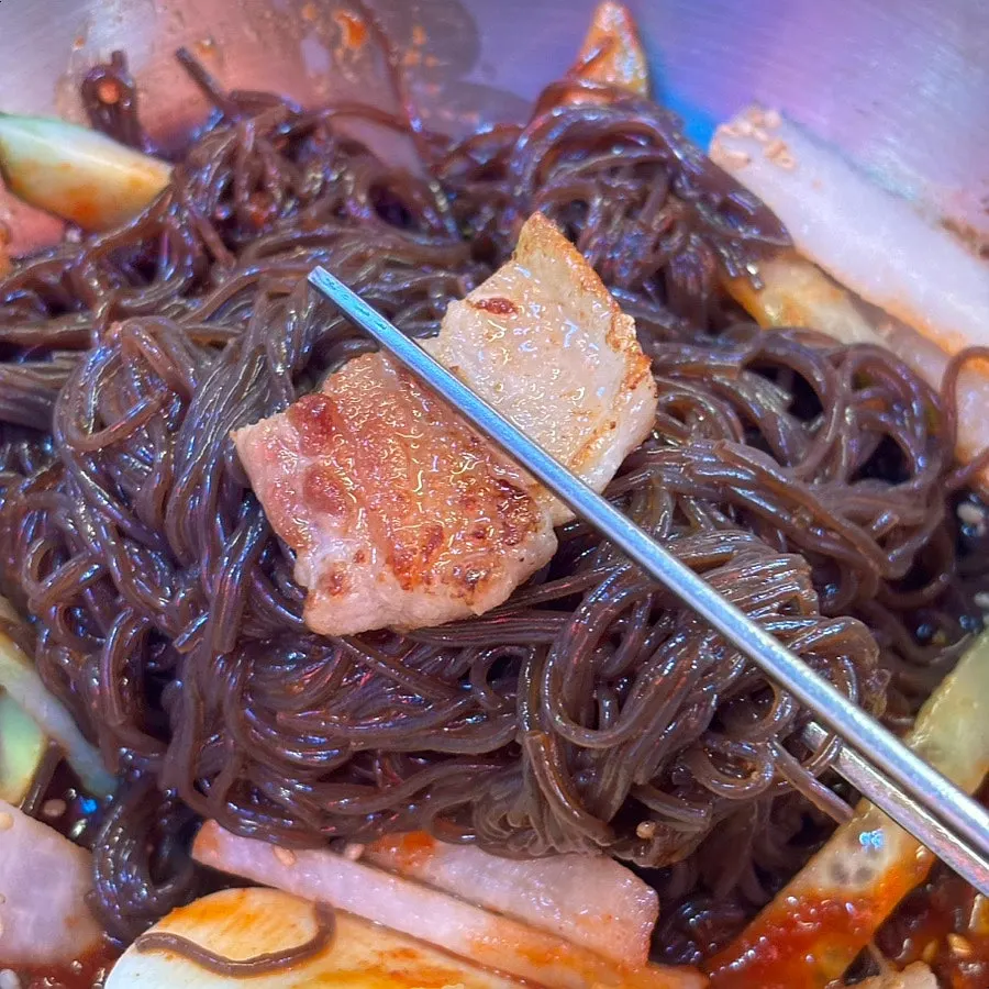 탱글한 면발을 들어 올린 비빔냉면