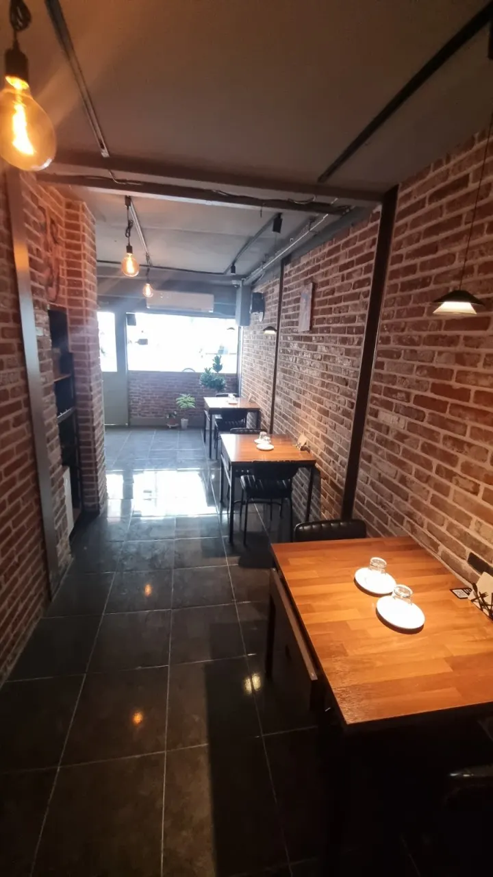 감각적인 조명이 켜진 아담 내부