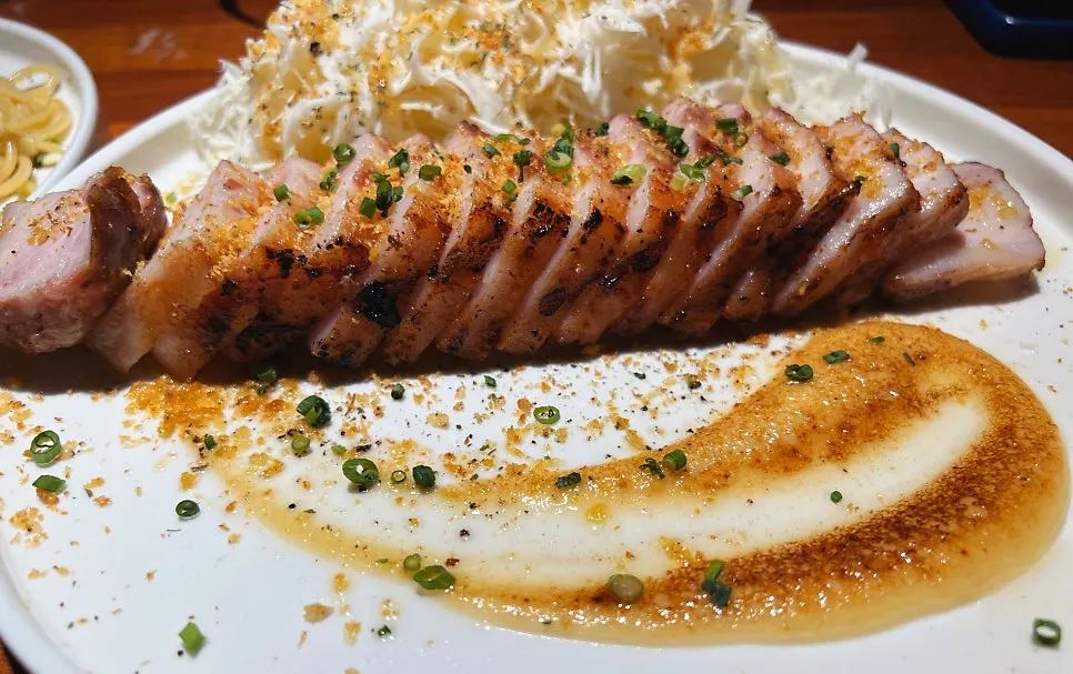 한돈 삼겹 스테이크 단면 클로즈업