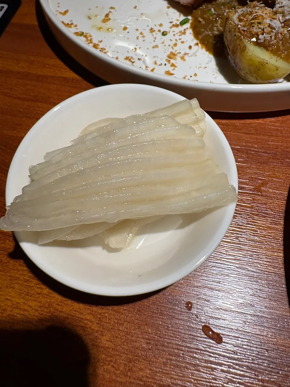 소스에 찍은 포크벨리 스테이크 한 점