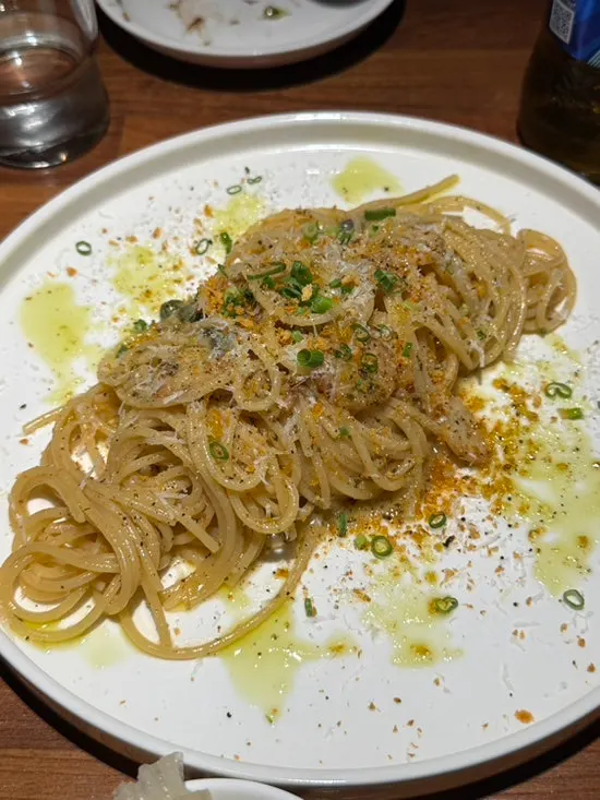アダムのテーブルに並んだステーキとパスタ