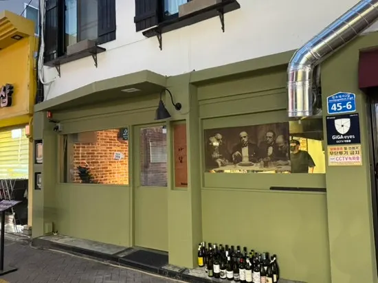 ホールが分かれたアダム店内の横長写真