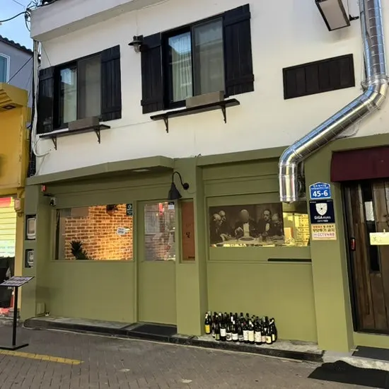 オリーブ色の外観の全州アダムの建物