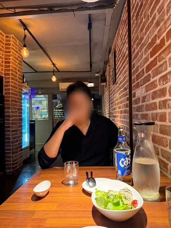 アダムのテーブルセッティングと注文した料理
