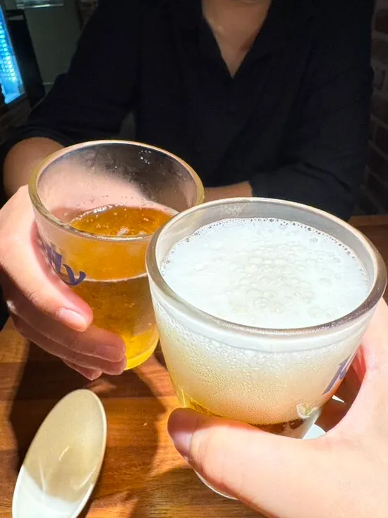 基本のおつまみとして出てきたプレッツェルとサラダ