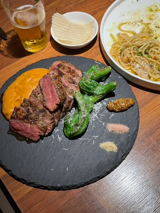 食事を終えたアダムのテーブル全景