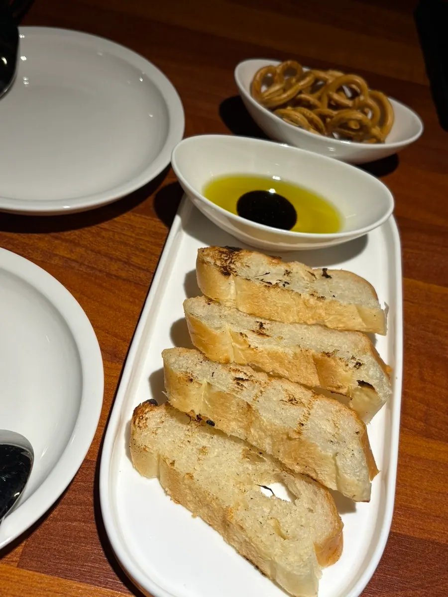 Pre-meal bread served with balsamic sauce