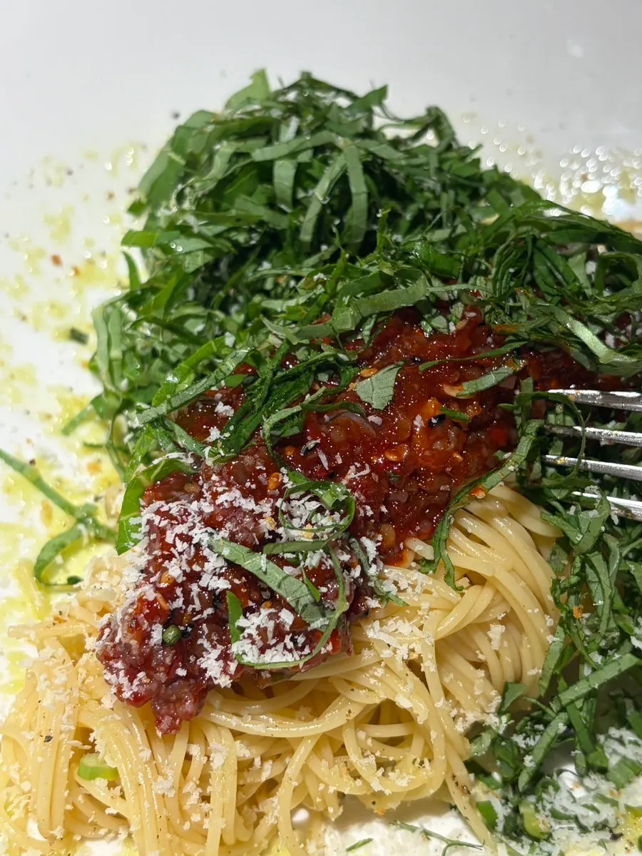 Perilla oil salted-octopus capellini with red wine