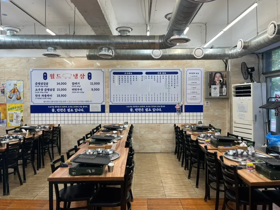 월드냉삼 홀 테이블과 불판 세팅