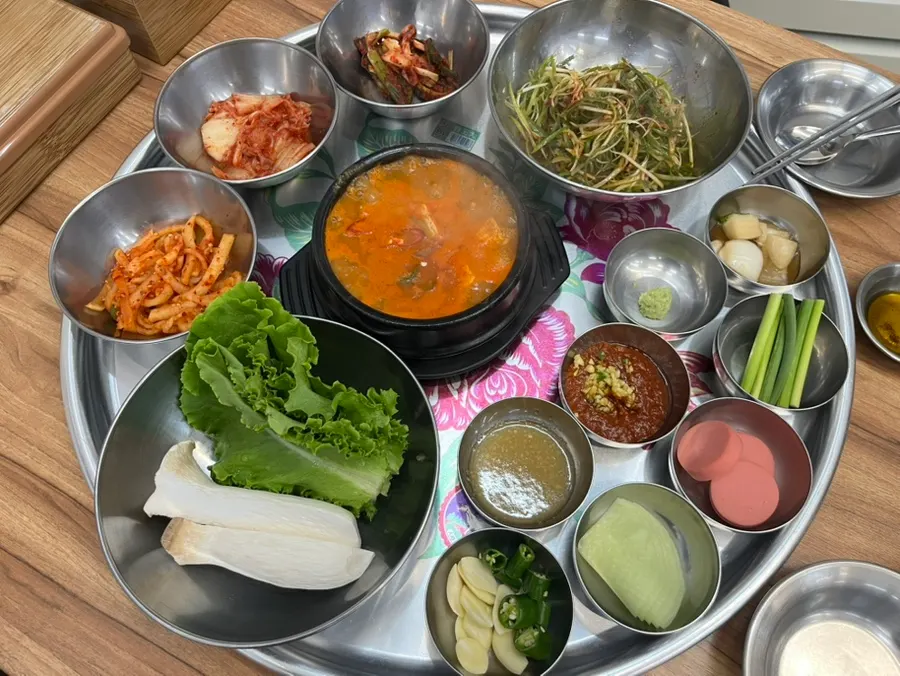 월드냉삼 기본반찬이 깔린 상차림