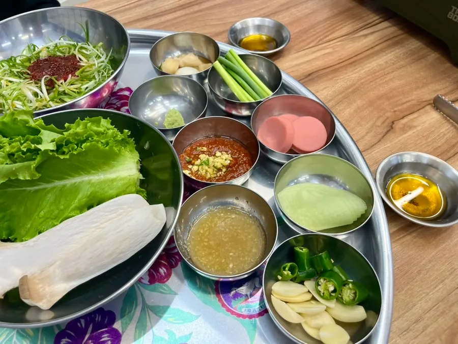김치와 파절임 등 냉삼 곁들이 반찬