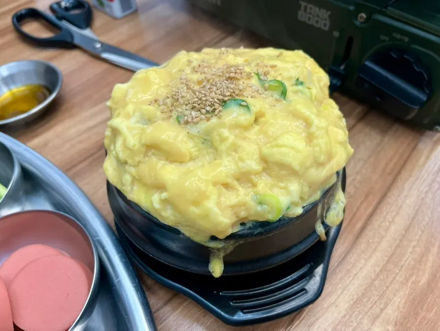청국장과 계란찜이 함께 놓인 상차림