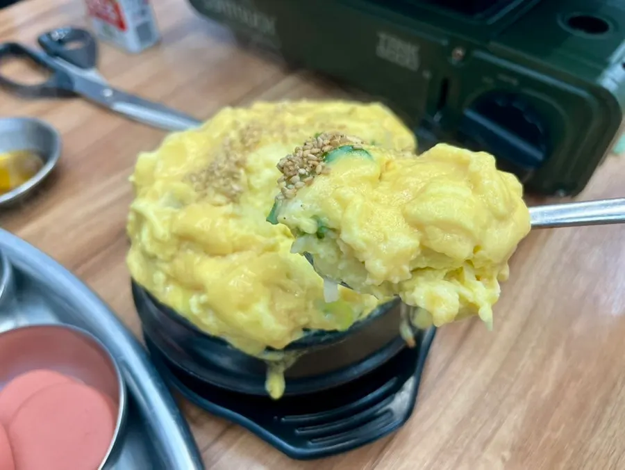 청국장 한 숟갈 떠올린 모습