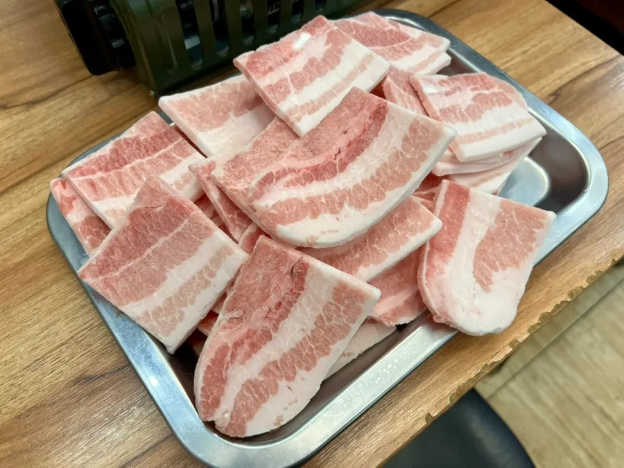 급랭삼겹살과 사이드가 함께 차려진 테이블