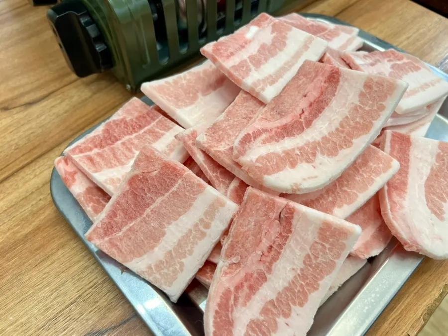 접시에 담긴 얇은 급랭삼겹살