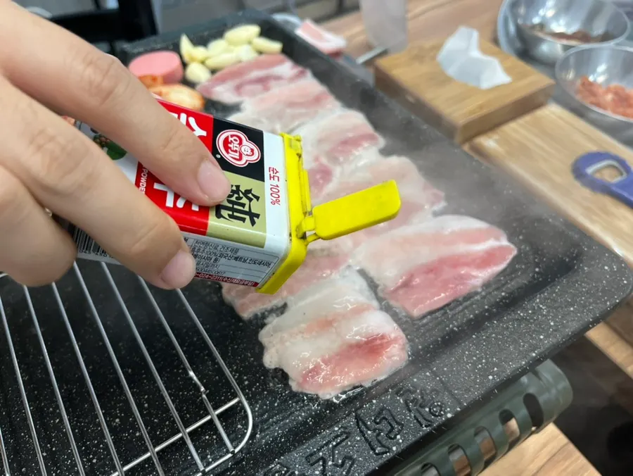 불판에 올려 굽기 시작한 냉동삼겹살