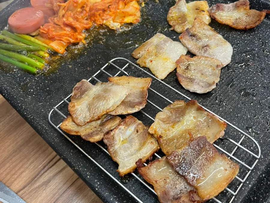 노릇하게 익은 냉삼과 함께 구운 김치