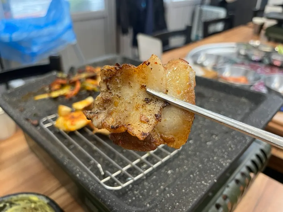 기름이 오른 냉삼과 마늘종 구이