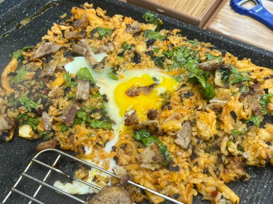불판에서 볶아낸 고기 볶음밥