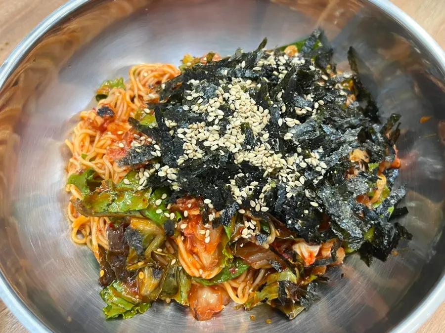 후식으로 주문한 새콤달콤 비빔국수