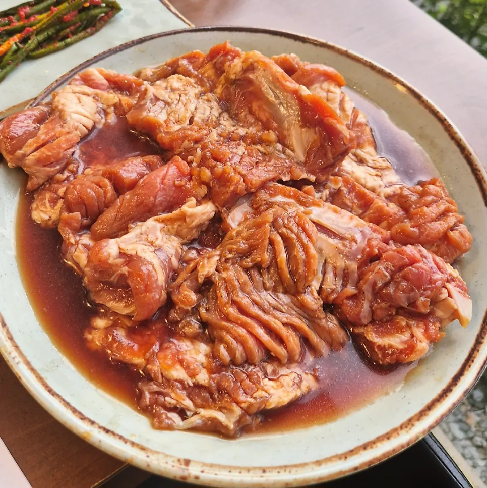불판에 올린 숯불 양념갈비