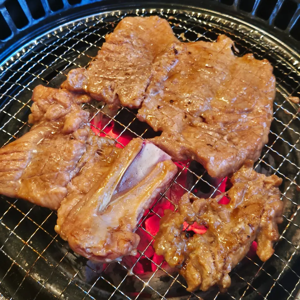 숯불에 구워지는 양념갈비