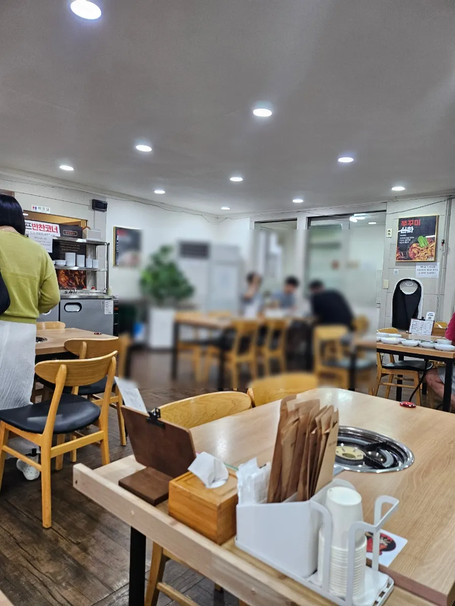 Clean, tidy interior dining hall