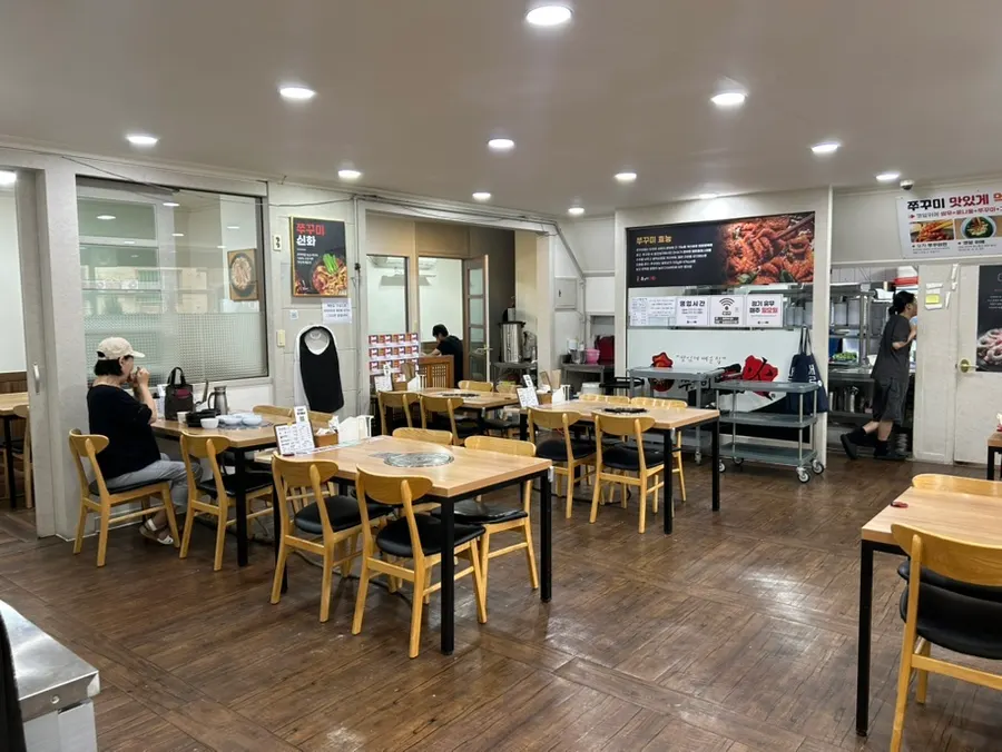 Table by the floor-to-ceiling windows inside Jeonju Jjukkumi Sinhwa