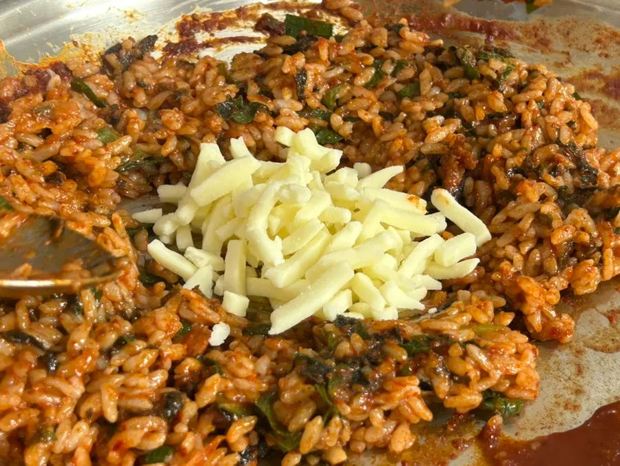Spicy jjukkumi stir-fry served with sujebi