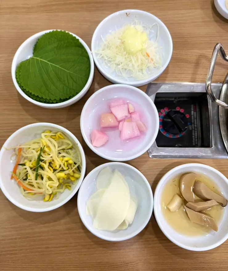 Basic side dishes served with jjukkumi
