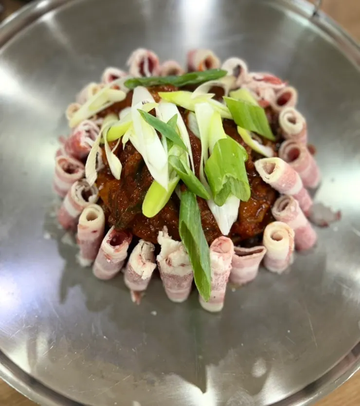 Hwasan Jjukkumi and thinly sliced pork belly on the grill